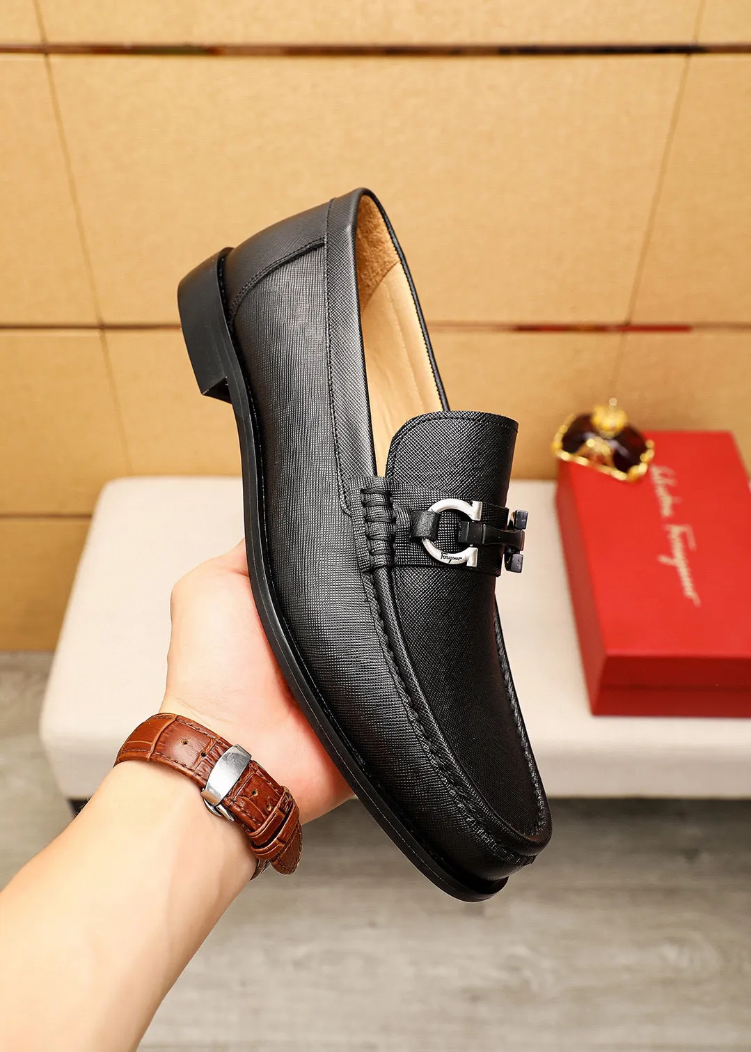 Men's shoes 💰442 💐 Product trademark: Ferragamo "Ferragamo" casual leather shoes Regular size: 38-44 (45.46🉑️customized) Product materials: Selected imported first-layer cross-grain cowhide upper + original hardware buckle, imported water-dyed cow leather lining. Strong three-dimensional visual effect, combined outsole Color: 1⃣️color optional